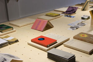 Vue de l’exposition Volumes : Clubs du livre