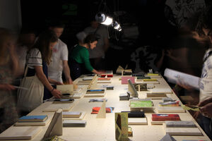 Vue de l’exposition Volumes : Clubs du livre