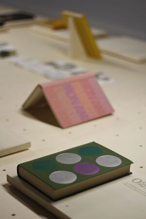 Vue de l’exposition Volumes : Clubs du livre